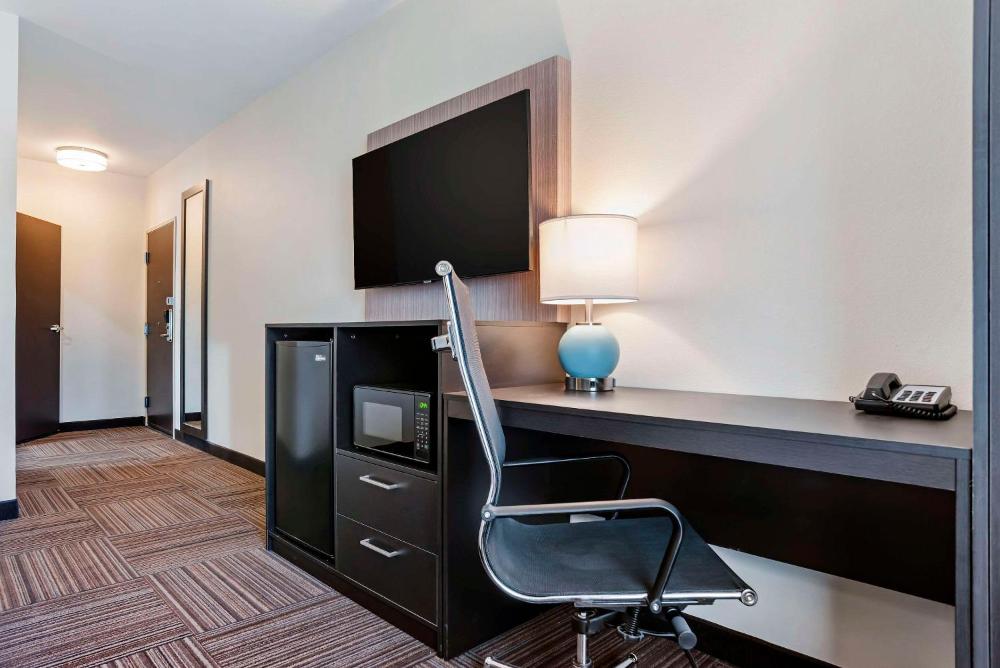 Quadruple Room with Two Queen Beds - Disability Access/Non Smoking interior
